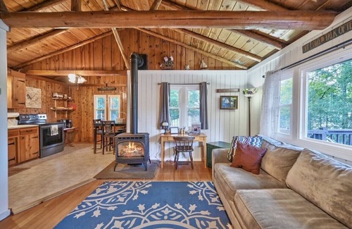 Greentown Cabina | The Cozy Cabin Lakeview cabin in VERY desirable location
