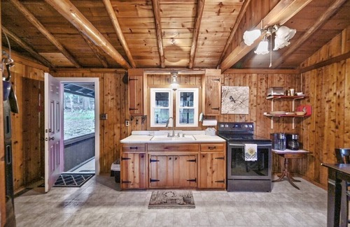 Greentown Cabina | The Cozy Cabin Lakeview cabin in VERY desirable location