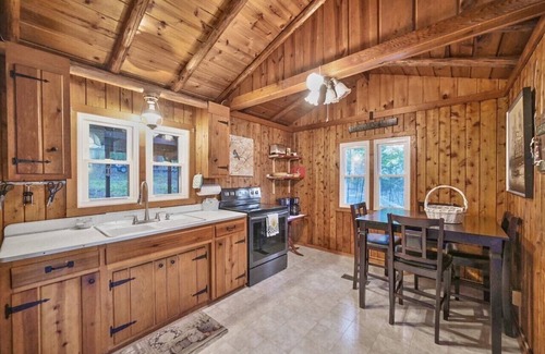 Greentown Cabina | The Cozy Cabin Lakeview cabin in VERY desirable location