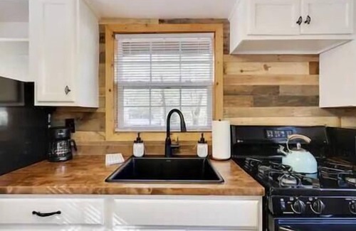 Blakeslee Casa | The Cozy Cabin Romantic Getaway