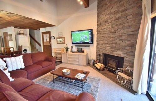 Mammoth Lakes Condominio | The Cozy Canyon Lodge Condo! A Walk to the lifts! Ski in Ski Out