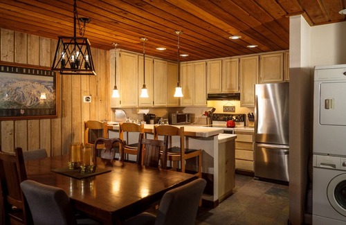 Mammoth Lakes Condominio | The Cozy Canyon Lodge Condo! A Walk to the lifts! Ski in Ski Out