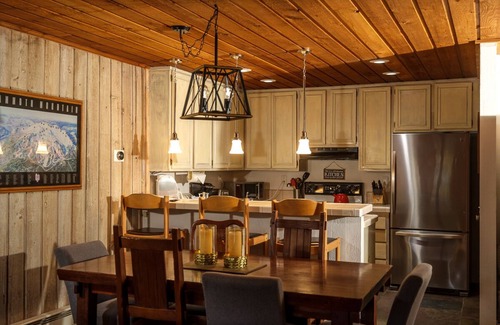 Mammoth Lakes Condominio | The Cozy Canyon Lodge Condo! A Walk to the lifts! Ski in Ski Out