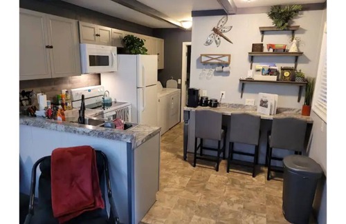 Pipestem Cabaña | The Cozy Cardinal 2-bedroom cottage w/ pool access, Wi-Fi