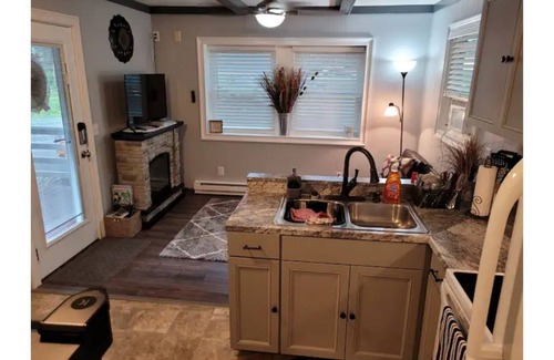 Pipestem Cabaña | The Cozy Cardinal 2-bedroom cottage w/ pool access, Wi-Fi