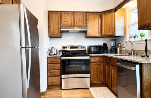 Newark Casa | The Cozy Corner, 2-bedroom townhome in charming Newark with WiFi, and parking