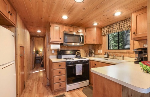 Tahoe Valley Cabina | The Cozy Cub Cabin – 7 Min to Lake
