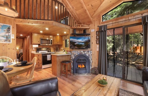 Tahoe Valley Cabina | The Cozy Cub Cabin – 7 Min to Lake