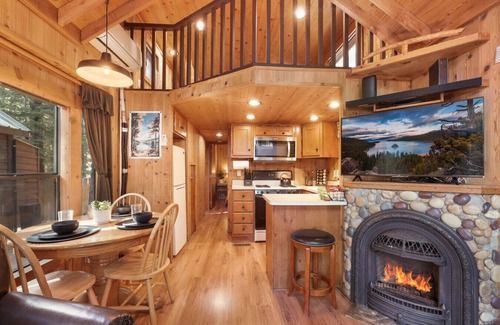 Tahoe Valley Cabina | The Cozy Cub Cabin – 7 Min to Lake
