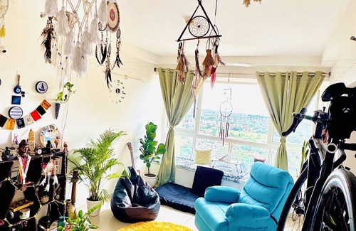 Bengaluru Apartamento | The Cozy Dreamcatchers – Bay windows, warm lights, and beautiful views
