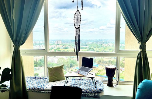 Bengaluru Apartamento | The Cozy Dreamcatchers – Bay windows, warm lights, and beautiful views