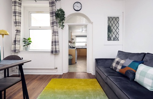 Plasnewydd Casa | The Cozy Home | 11min Walk to Cardiff Central | Linen + Parking Provided |
