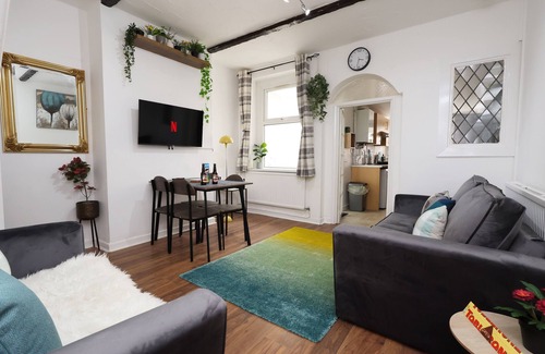 Plasnewydd Casa | The Cozy Home | 11min Walk to Cardiff Central | Linen + Parking Provided |