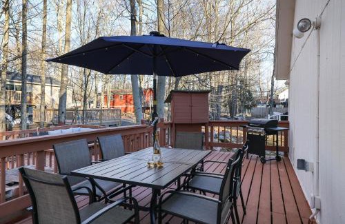 Tobyhanna Casa | The Cozy Modern Cabin Near Lake & Pet-friendly