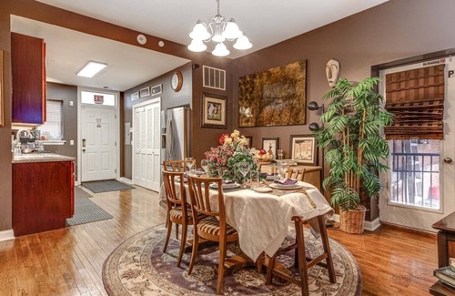 Washington Park Condominio | The Cozy Nest: King Bed in Quiet and Safe Condo by McCormick Place and Midway!