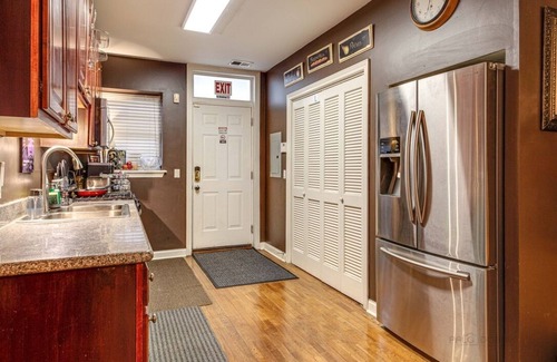 Washington Park Condominio | The Cozy Nest: King Bed in Quiet and Safe Condo by McCormick Place and Midway!