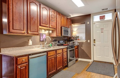 Washington Park Condominio | The Cozy Nest: King Bed in Quiet and Safe Condo by McCormick Place and Midway!