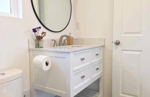 El Camino Village Apartamento | The Cozy Oasis - A Renovated and Modern Studio near LAX + SoFi + Beaches + Freeway