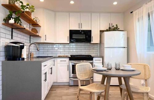 El Camino Village Apartamento | The Cozy Oasis - A Renovated and Modern Studio near LAX + SoFi + Beaches + Freeway
