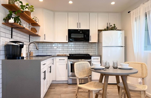 El Camino Village Apartamento | The Cozy Oasis - Renovated and Modern Studio near LAX + SoFi + Beaches + Freeway
