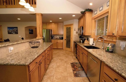 Welches Casa | The Cozy Pines - 5BR, Hot Tub, Fireplace, Games
