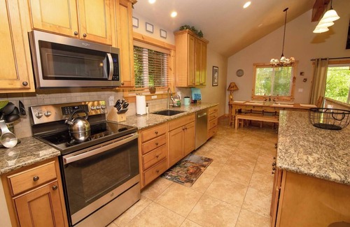 Welches Casa | The Cozy Pines - 5BR, Hot Tub, Fireplace, Games