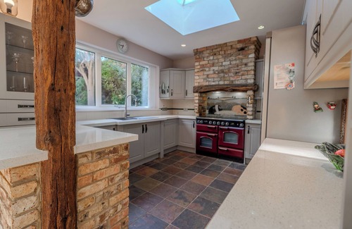 Eltham South Casa | THE COZY RETREAT, Rustic Charm Meets Modern Living (1 Private Bedroom)