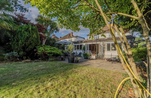 Eltham South Casa | THE COZY RETREAT, Rustic Charm Meets Modern Living (1 Private Bedroom)