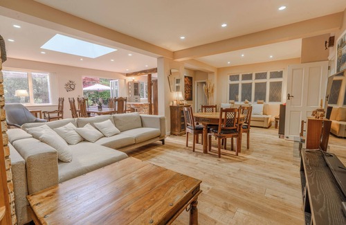 Eltham South Casa | THE COZY RETREAT, Rustic Charm Meets Modern Living (1 Private Bedroom)