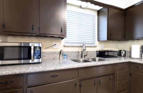 Tulare Casa | The Cozy Rustic Sequoia 🌲 Wi-Fi & 2 🚗 Garage