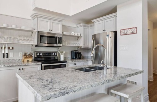 The Blue Mountains Condominio | The Cozy Timber: Mountain Views + Village Shuttle!