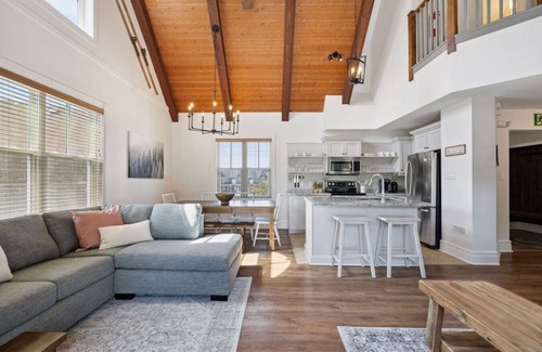 The Blue Mountains Condominio | The Cozy Timber: Mountain Views + Village Shuttle!