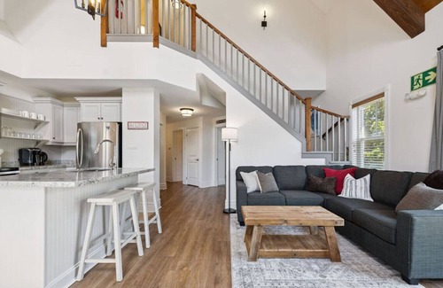 The Blue Mountains Condominio | The Cozy Timber: Mountain Views + Village Shuttle!