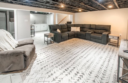 Wagontown Casa | The Creamery Haven- 4 bedroom Home with KING Master Suite & Hot Tub