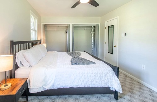 Wagontown Casa | The Creamery Haven- 4 bedroom Home with KING Master Suite & Hot Tub