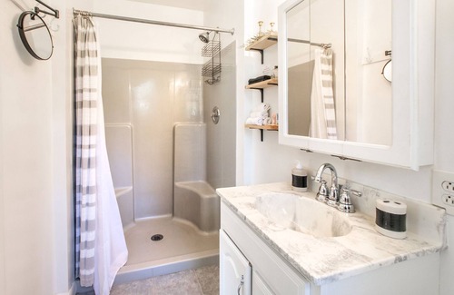 Wagontown Casa | The Creamery Haven- 4 bedroom Home with KING Master Suite & Hot Tub