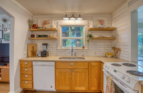Larkspur Apartamento | Furnished Historic Cottage in Central Bend