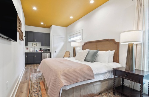 Faubourg Marigny Hotel | The Creole suite - King Suite with kitchenette, at Faubourg Orleans