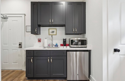 Faubourg Marigny Hotel | The Creole suite - King Suite with kitchenette, at Faubourg Orleans