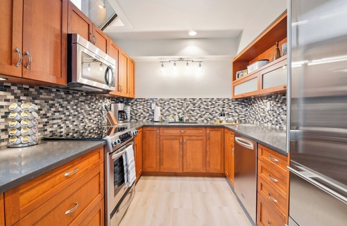 Whistler Cay Heights Condominio | The Crest | Spacious, Central Condo | Free Parking