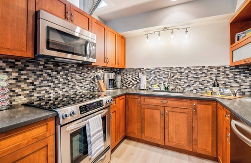 Whistler Cay Heights Condominio | The Crest | Spacious, Central Condo | Free Parking
