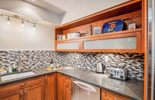 Whistler Cay Heights Condominio | The Crest | Spacious, Central Condo | Free Parking