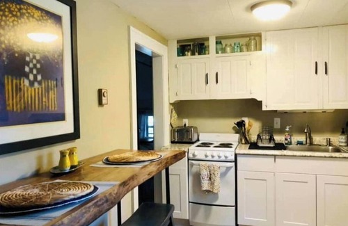 Algonac Apartamento | The Crooked House