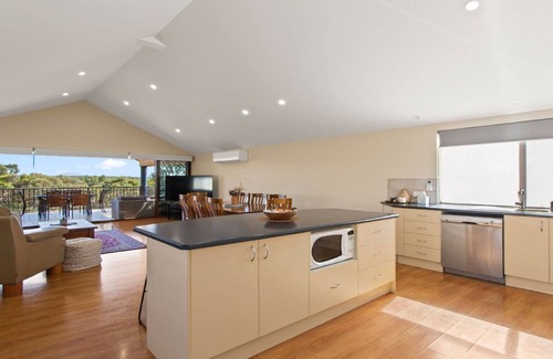 Lake Wangary Casa | The Curly Seahorse - Fantastic, affordable holiday home for large groups