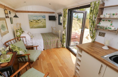 Llanybri Cabaña | THE CWTCH, pet friendly, with hot tub in St Clears
