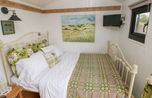 Llanybri Cabaña | THE CWTCH, pet friendly, with hot tub in St Clears