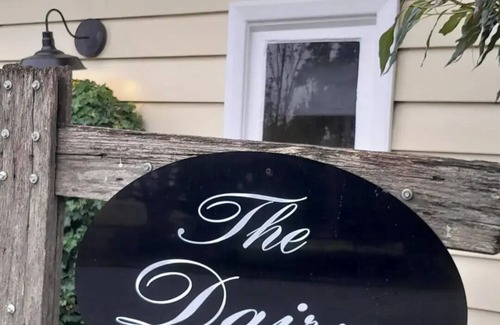 Cora Lynn Casa | "The Dairy" Just 5 minutes from Pakenham racecourse and Gumbuya World