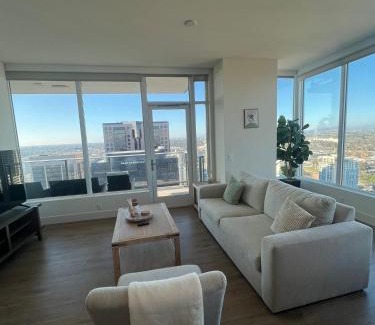 Civic Core Apartamento | The Daisy Bright 2BR Stay in Downtown San Diego