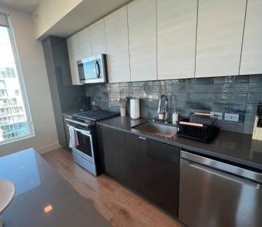 Civic Core Apartamento | The Daisy Bright 2BR Stay in Downtown San Diego