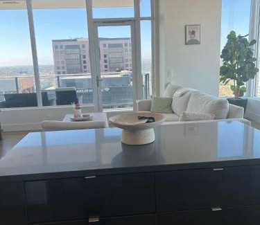 Civic Core Apartamento | The Daisy Bright 2BR Stay in Downtown San Diego